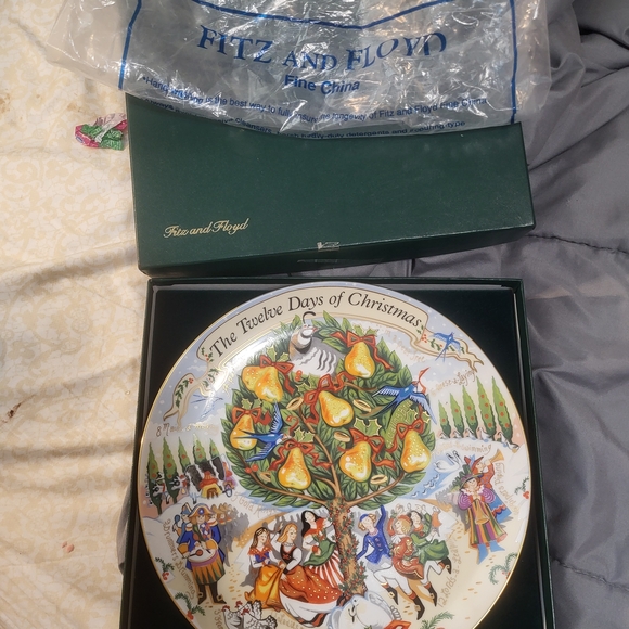 Fitz and Floyd Twelve Days of Christmas Plate with Gold and Green Accents - Picture 4 of 7